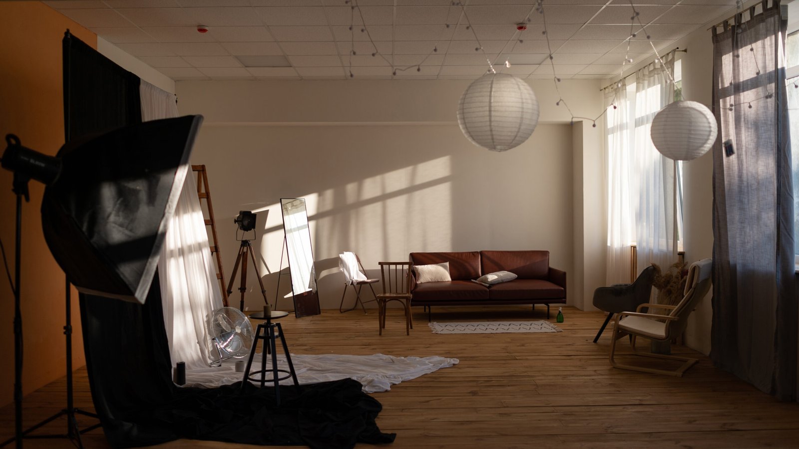 photostudio-inside-minimalism-interior-wooden-fl-2024-12-05-15-50-48-utc